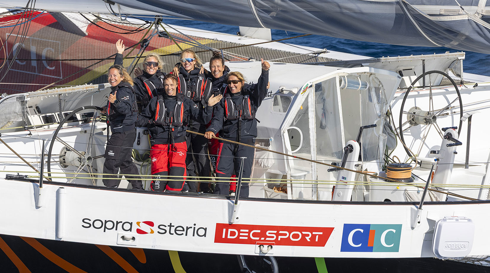 Une rencontre inspirante, où l’audace, la persévérance et l’esprit d’équipe, qui guident la voile au plus haut niveau, trouvent un écho direct avec nos valeurs au sein du GROUPE IDEC.